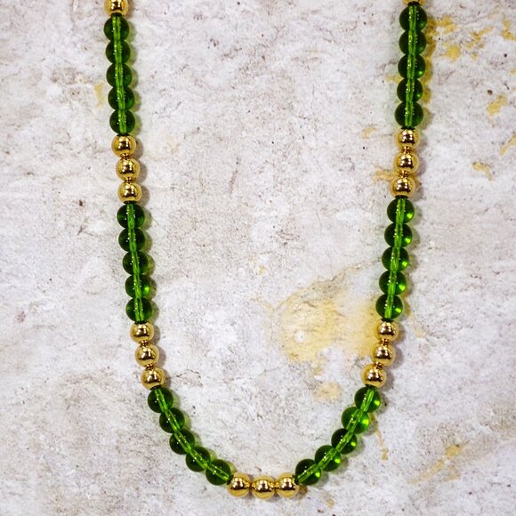 Colorful green glass and gold bead necklace  with all round beads - Picture 4 of 9
